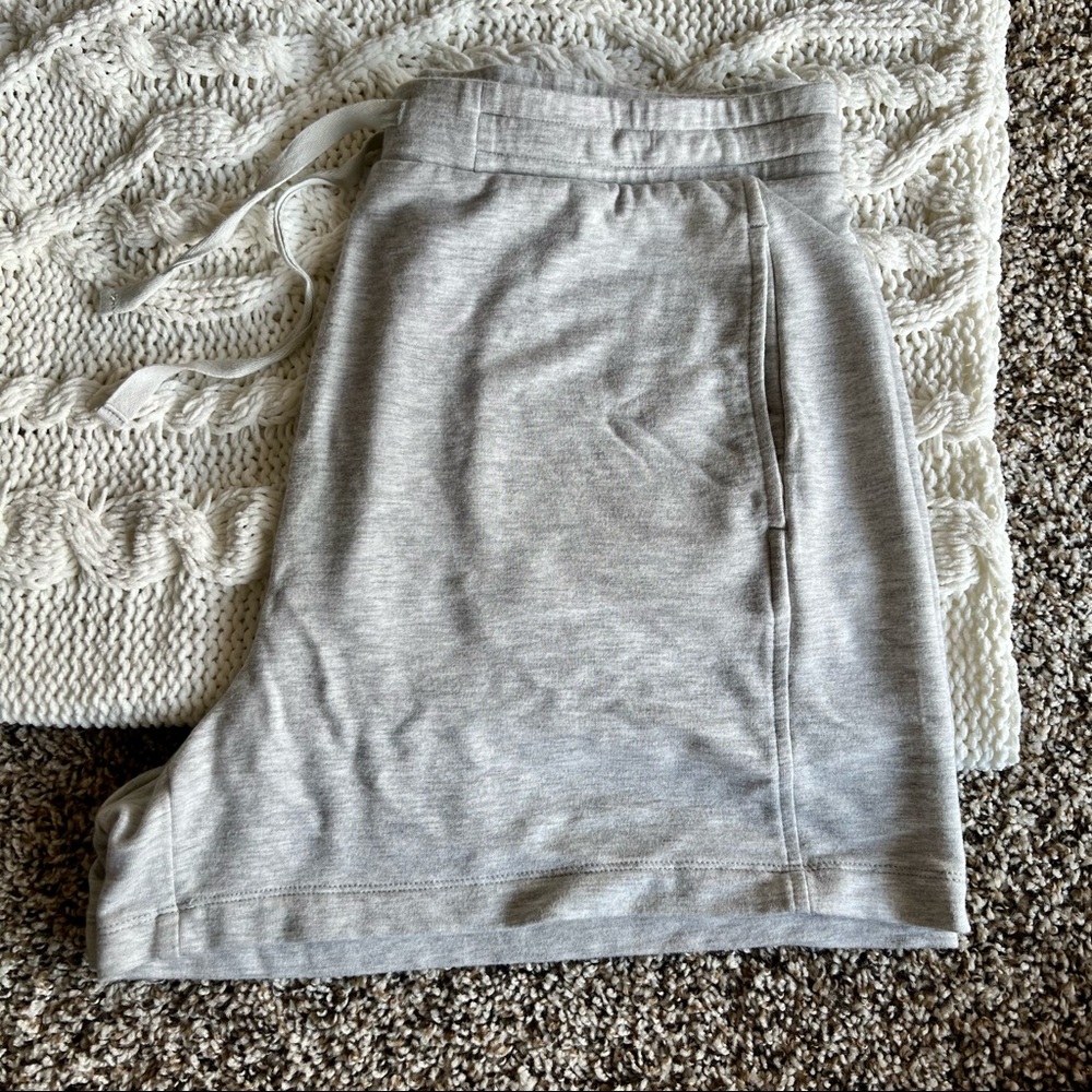 Lou & Grey Signature Soft Shorts Size L in Grey